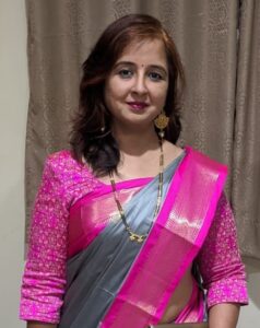 Dipali Akolkar (Founder of FunSmartism) is wearing a silk saree of grey color with shiny pink border