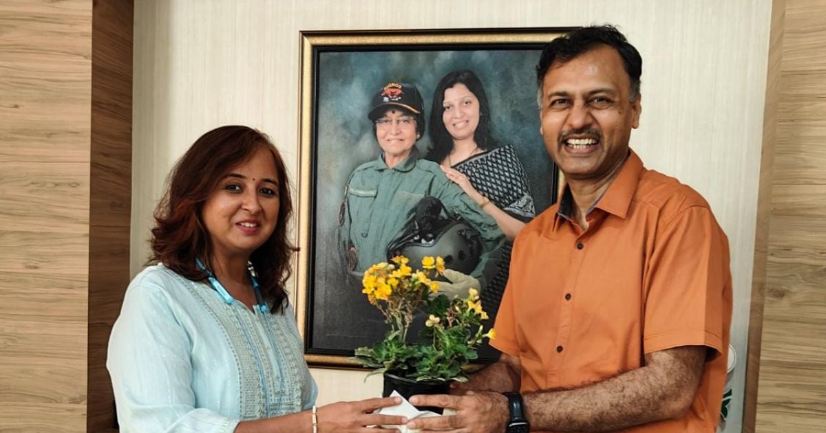 Dipali Akolkar is accepting flowering plant from Jayesh Rathore Son in law of Pratibhatai Patil former president, A photo of Pratibhatai Patil is on the wall behind