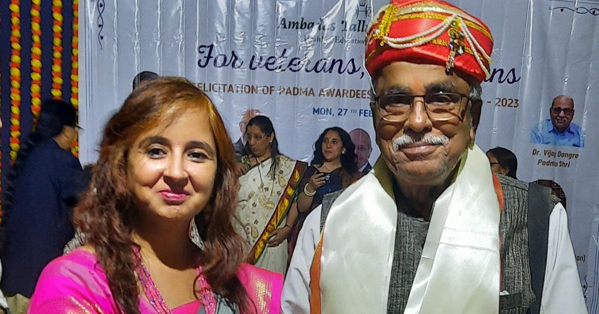 Dipali Akolkar is standing with Parshuram Khune Zhadipatti Drama artist